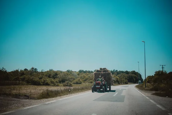 Egy Piros Traktor Szénabálákkal Egy Vidéki Úton Brcko Bosznia Hercegovina — Stock Fotó
