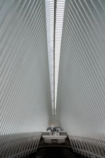 曼哈顿的Oculus大楼的垂直截图 里面有完全对称的建筑 — 图库照片