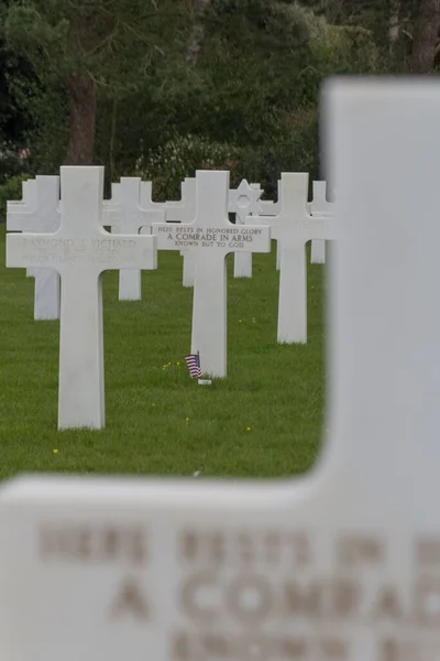 Tiro Vertical Uma Lápide Branca Cemitério Americano Normandia França — Fotografia de Stock