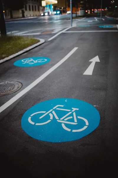 Vertikal Bild Cykelbana Med Blå Cirkel Vit Cykelskylt Och Pil — Stockfoto