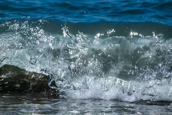 Ondas Oceânicas Despenharem Praia Ondas Mar Rebentar Costa Natureza Respingo — Fotografia de Stock