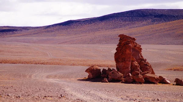 チリのアタカマ砂漠とサンペドロ アタカマ付近の山々に形成された岩 — ストック写真