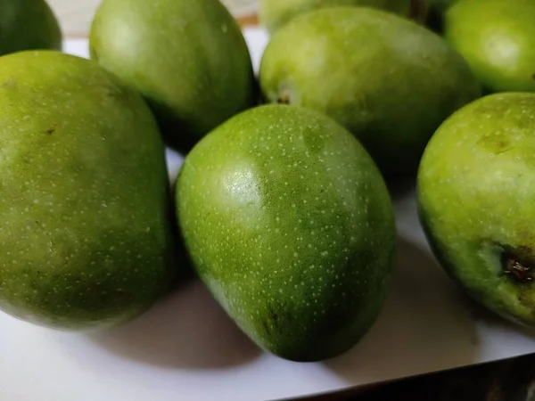 Grüne Unreife Mangos Auf Dem Tisch — Stockfoto