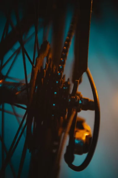 Een Verticaal Shot Van Details Van Een Fietswiel Een Blauwe — Stockfoto