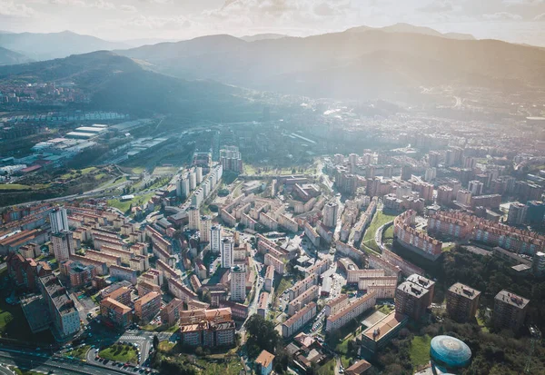 スペインのビルバオ市にある建物や家屋の美しい空中風景で 昼間の山々を背景にしています — ストック写真