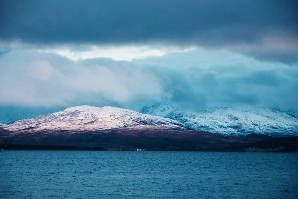 Vacker Natur Snötäckta Berg Över Lugnt Vatten Fjord Strand Nära — Stockfoto