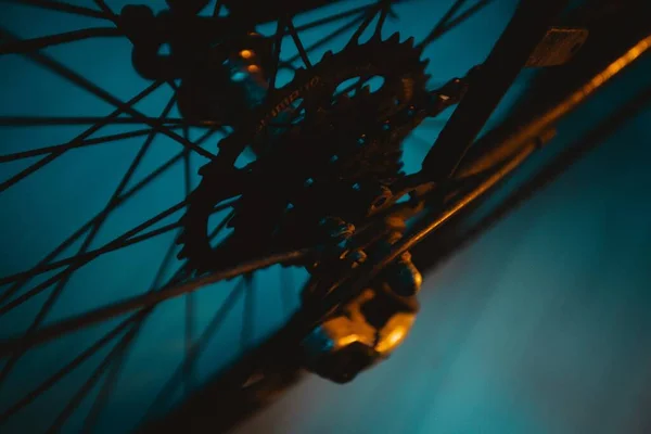 Close Dos Detalhes Uma Roda Bicicleta Fundo Azul — Fotografia de Stock