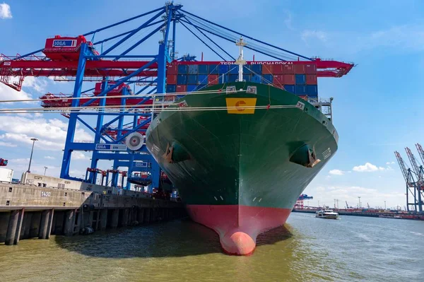 Colpo Basso Una Nave Portacontainer Attraccata Porto Amburgo Germania — Foto Stock
