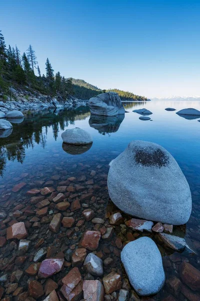 Gökyüzünün Yansımasıyla Büyük Kayalar Berrak Bir Göl — Stok fotoğraf