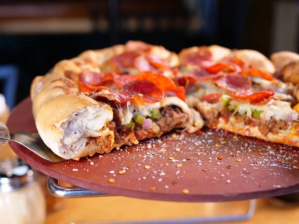 Egy Közeli Kép Egy Pizzáról — Stock Fotó