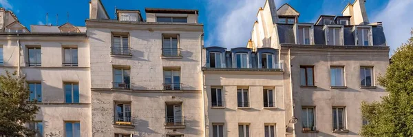 パリの中心 マレ地区の典型的なパリ風の外観の建物が美しい — ストック写真