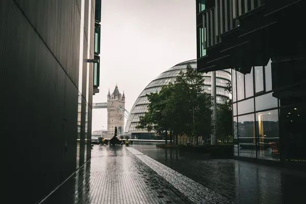 Das Londoner Rathaus Und Die Tower Bridge Einem Regnerischen Tag — Stockfoto
