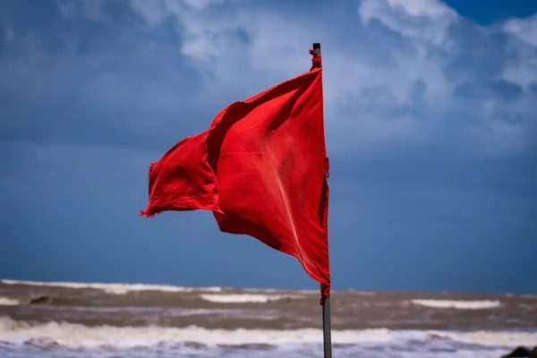 Sahilde kırmızı bir bayrağa yakın çekim