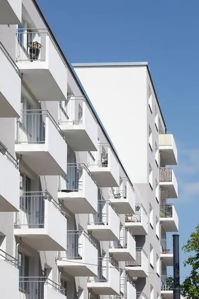 Exterior Los Modernos Edificios Blancos Con Pequeños Balcones Para Cada — Foto de Stock