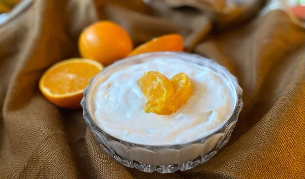 Primo Piano Dessert Quark Arancione Piatto Vetro Uno Sfondo Marrone — Foto Stock