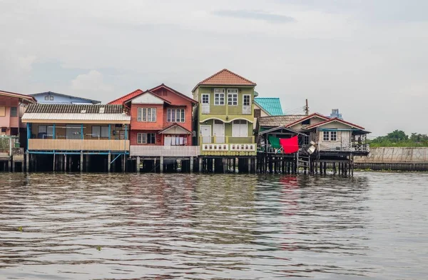 バンコクチャオプラヤ川沿いの住宅 東南アジア — ストック写真
