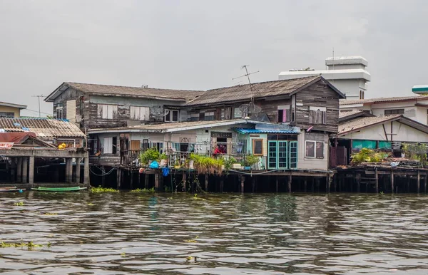 Lakóházak Mentén Chao Phraya Folyó Bangkokban Délkelet Aázia — Stock Fotó