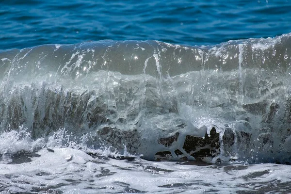 Ondas Oceânicas Despenharem Praia Natureza Respingo Dia Verão Onda Mar — Fotografia de Stock