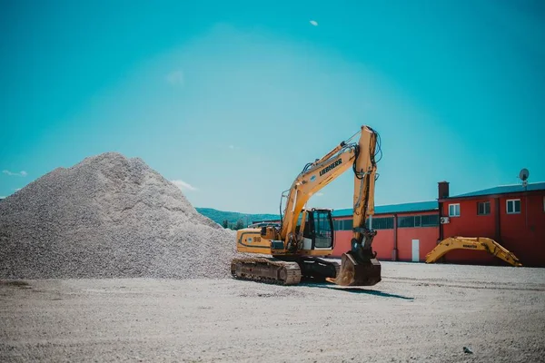 Nşaat Alanındaki Çakıl Yığınının Yanında Sarı Bir Buldozer — Stok fotoğraf