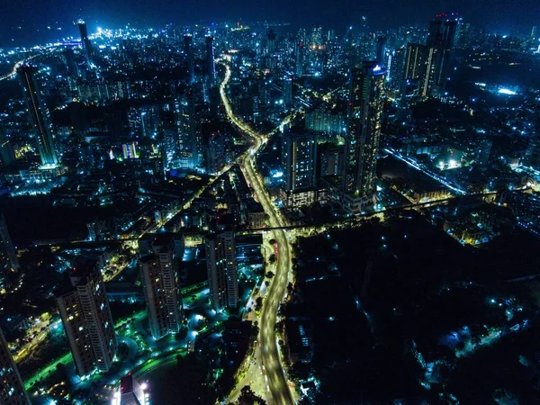 Die Beleuchteten Hochhäuser Einer Stadt Bei Nacht — Stockfoto