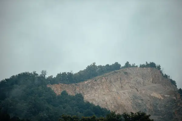 Acantilado Rocoso Empinado Cubierto Exuberantes Árboles Verdes Contra Fondo Azul —  Fotos de Stock