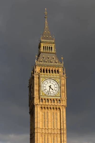 Μια Κάθετη Λήψη Του Πύργου Big Ben Την Ημέρα Στο — Φωτογραφία Αρχείου