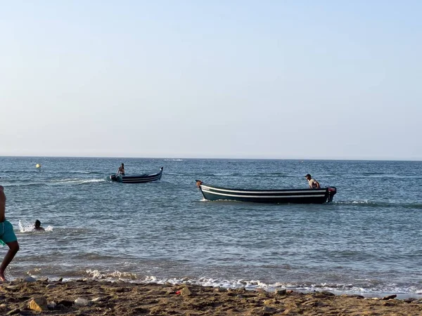 Mensen Genieten Van Hun Zomervakantie Het Strand — Stockfoto