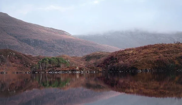 Widok Drzew Przez Loch Assynt Późną Jesienią — Zdjęcie stockowe
