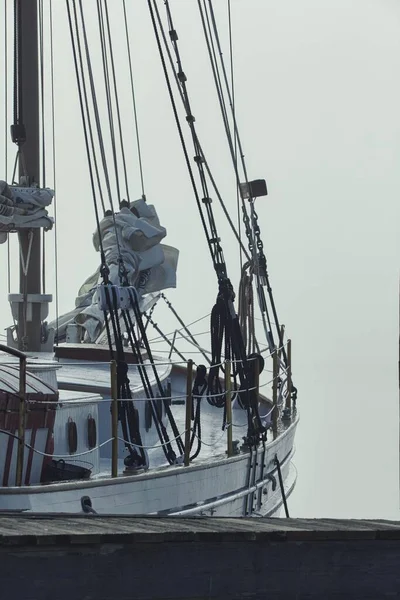 霧の日にドッキングした帆船の垂直ショット — ストック写真