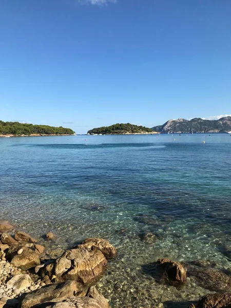 Colpo Verticale Una Riva Rocciosa Mare Cristallino Mediterraneo Una Giornata — Foto Stock