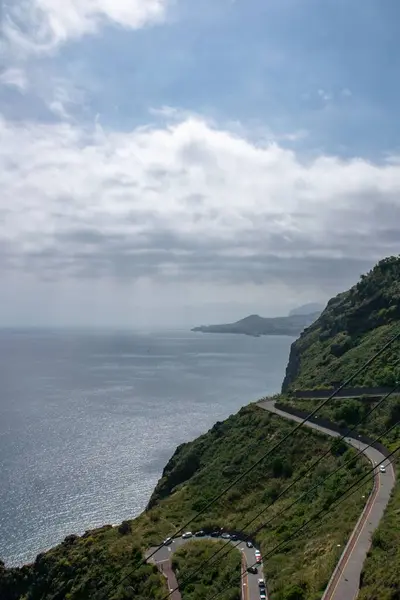 Vertikal Bild Den Vackra Madeira Portugal Omgiven Klippor Och Molnlandskap — Stockfoto