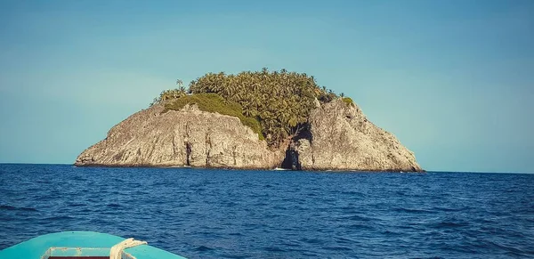 Красивый Пейзаж Лодки Маленький Остров Посреди Моря — стоковое фото