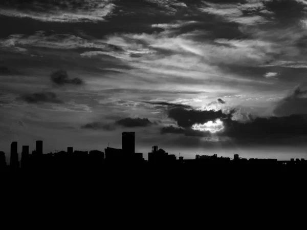 Ein Malerischer Blick Auf Wolkenkratzer Silhouetten Einem Düsteren Tag Aufgenommen — Stockfoto