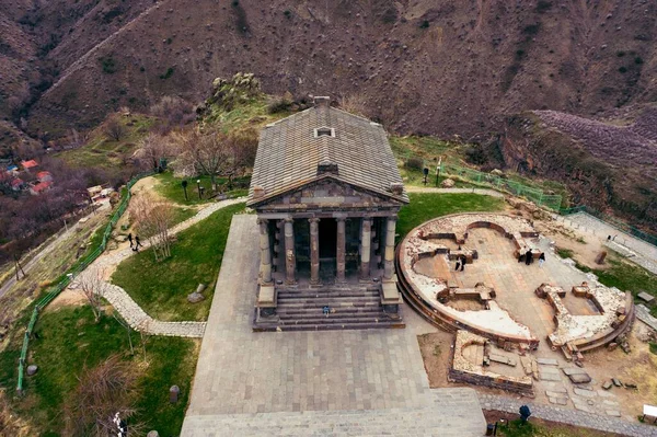 アルメニアのガルニ異教寺院の空中写真 — ストック写真