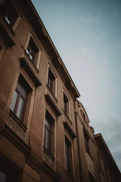 Eine Vertikale Low Winkelaufnahme Eines Braunen Gebäudes Mit Fenstern Und — Stockfoto