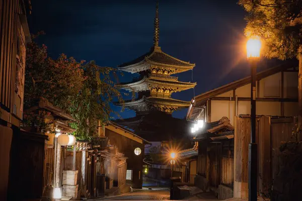 Uma Vista Panorâmica Bela Torre Yasaka Capturada Uma Rua Noite — Fotografia de Stock