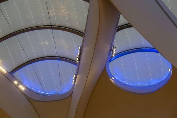 バーミンガムの角度のついたアーチを持つ現代建築のガラス天井 イギリス — ストック写真