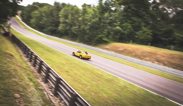 Een Moderne Gele Auto Rijden Brands Hatch Racebaan Met Groene — Stockfoto