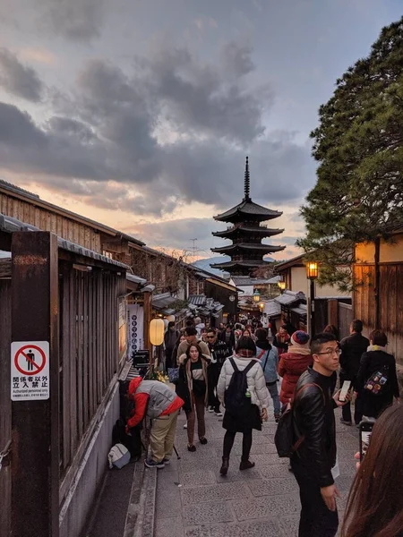 Una Calle Abarrotada Kyoto Con Pagoda Budista Pagoda Yasaka Fondo — Foto de Stock