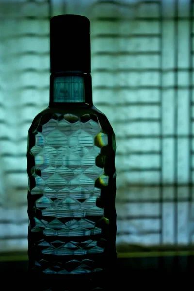 Полное Крупным Планом Фото Декоративной Бутылки Напротив Окна — стоковое фото