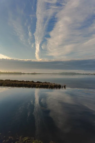 Ein Vertikaler Blick Auf Den Abendsee Mit Der Reflexion Der — Stockfoto