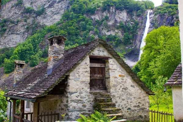 Una Vista Ipnotizzante Cascate Infuria Circondato Alberi Vecchie Case — Foto Stock