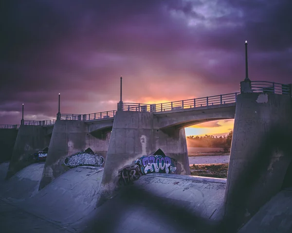 Uma Ponte Concreto Com Graffiti Artes Parede Durante Belo Pôr — Fotografia de Stock