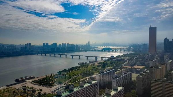 Красивый Город Сеул Корее Рекой Ханган Заднем Плане Облачно Голубое — стоковое фото