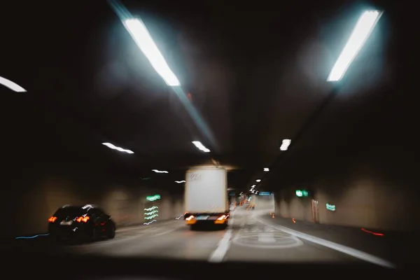 Plan Flou Une Voiture Camion Dans Tunnel Avec Des Lumières — Photo
