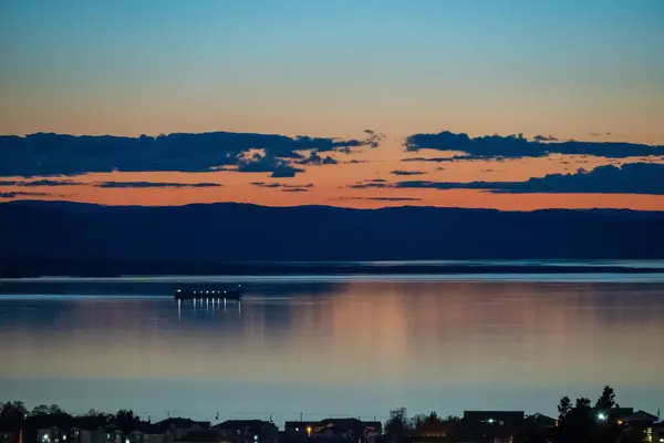 Okouzlující Pohled Krásné Moře Lodí Při Malebném Západu Slunce — Stock fotografie