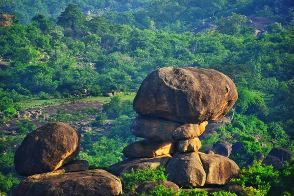 緑豊かな景観を背景に形成された岩の美しい景色 — ストック写真