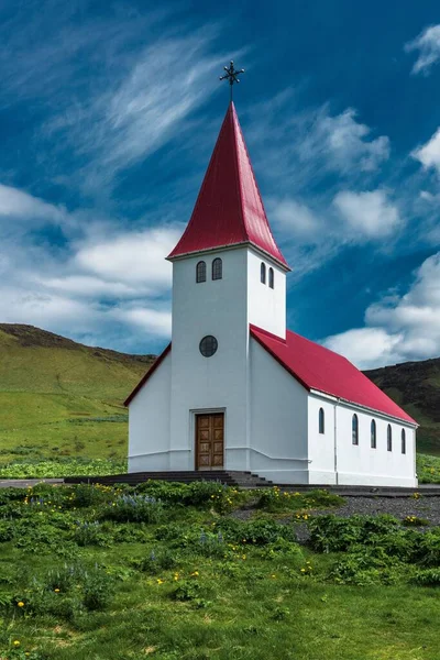 Una Toma Vertical Iglesia Vik Noruega Contra Fondo Azul Nublado — Foto de Stock