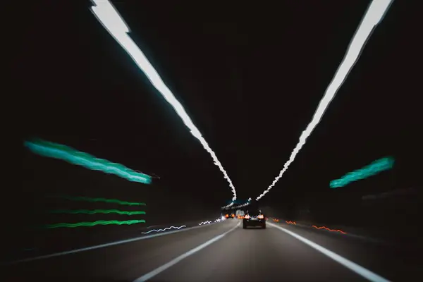 Tiro Desfocado Carro Dirigindo Rápido Túnel Preto Com Luzes Refletindo — Fotografia de Stock