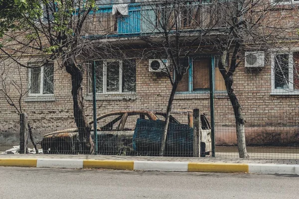 Старая Поврежденная Машина Припаркованная Забором Рядом Зданием Ирпине Украина — стоковое фото